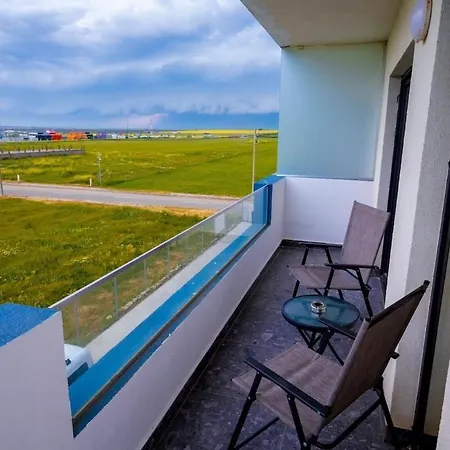 10 Min Walk To Nibiru Apartament